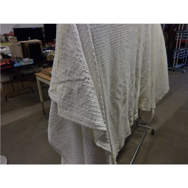 UNCLAIMED STORAGE:  DOUBLE SIZE WHITE THROW