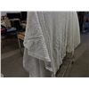Image 1 : UNCLAIMED STORAGE:  DOUBLE SIZE WHITE THROW