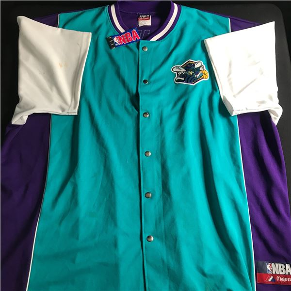 NEW OLD STOCK CHARLOTTE HORNETS WARM UP SHIRT WITH TAG (SMALL STAIN ON SLEEVE)
