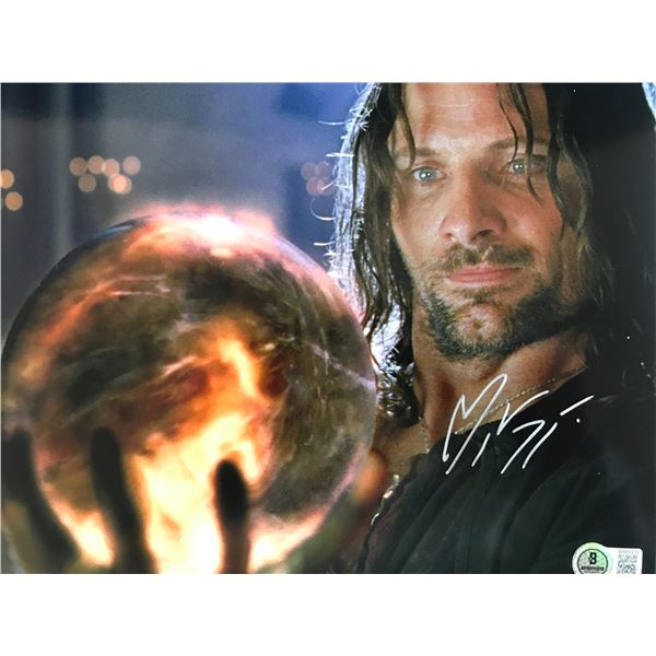 VIGGO MORTENSEN SIGNED LORD OF THE RINGS 8X10 - BECKETT COA
