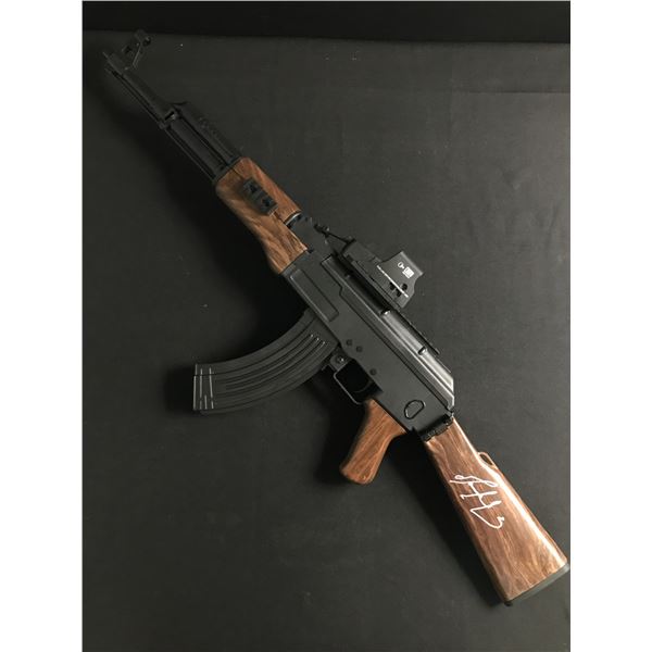 MEL GIBSON SIGNED WE WERE SOLDIERS PROP ASSAULT RIFLE (WWOC COA)