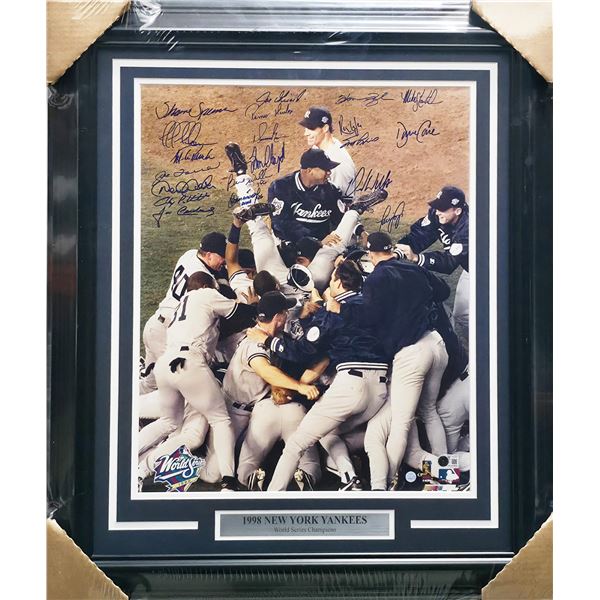 1998 NEW YORK YANKEES TEAM PHOTOGRAPH SIGNED BY 20 PLAYERS - BECKETT COA