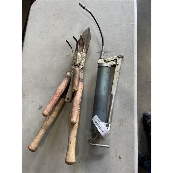 LINCOLN MANUAL GREASE GUN AND 2 PAIRS HEDGE SHEARS