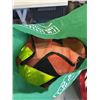 Image 3 : 2 SLEEPING BAGS AND ASSORTED SAFETY / HIGH VIZ GEAR WITH HARD HAT