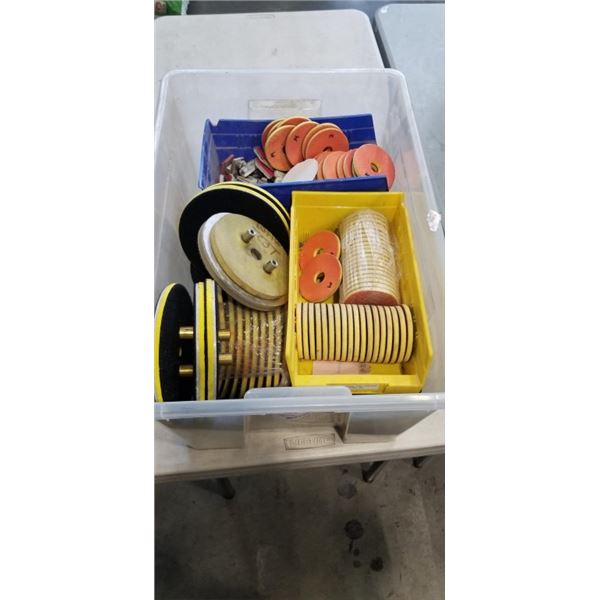 TOTE OF ASSORTED POLISHING AND SANDING DISCS