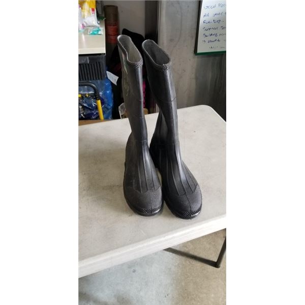 SIZE 13 STEEL TOE  RUBBER BOOTS