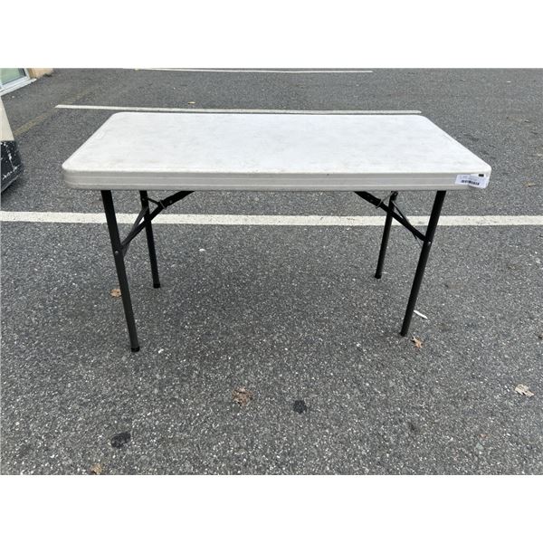 4 FOOT PLASTIC MARKET TABLE