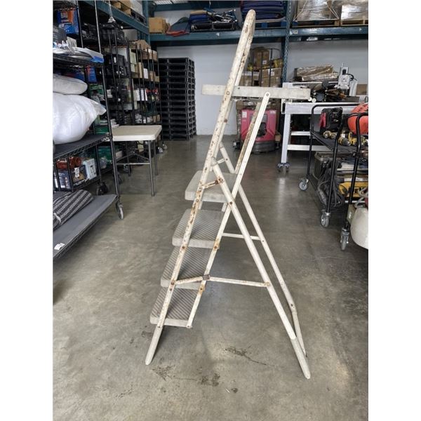 5 FOOT METAL LADDER
