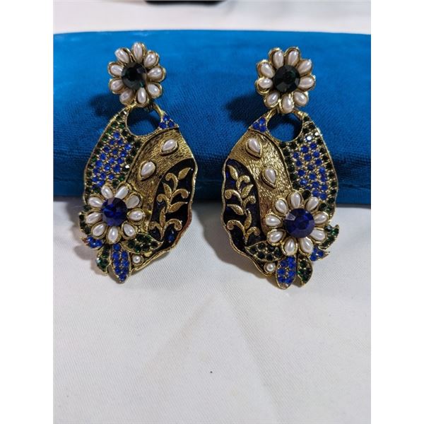 PAIR OF VINTAGE BLUE RHINESTONES AND FAUX PEARLS EARRINGS