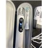 Image 2 : ORAL-B IQ CORDLESS TOOTHBRUSH WITH CHARGER AND CASE WORKING