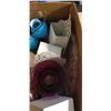 Image 3 : 2 BOXES OF HOUSEHOLD DECOR AND WALL CANVAS