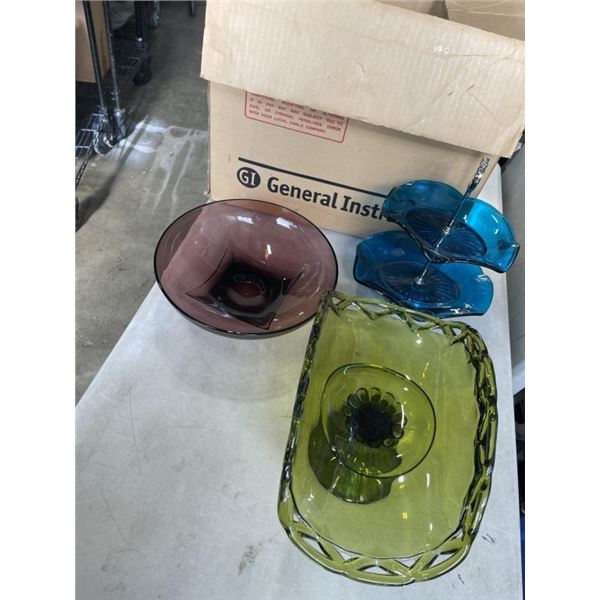 ASSORTED VINTAGE ART GLASS & COLORED GLASS SERVING PIECES