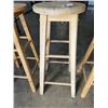 Image 4 : 3 WOODEN BAR STOOLS
