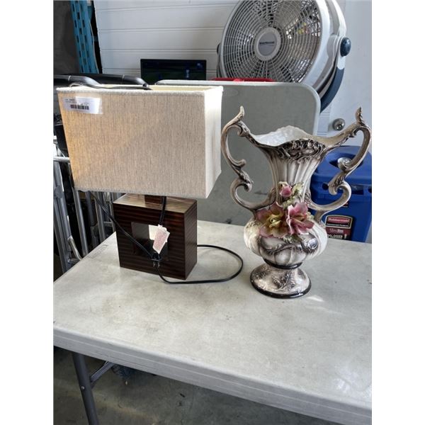 VINTAGE VASE AND WOOD LOOK TABLE LAMP