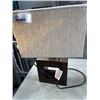 Image 3 : VINTAGE VASE AND WOOD LOOK TABLE LAMP
