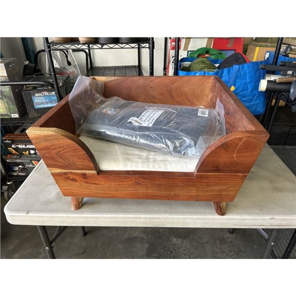 SOLID ACACIA WOOD DOGE BED WITH NEW SMALL ROUND PET BED