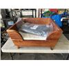 Image 1 : SOLID ACACIA WOOD DOGE BED WITH NEW SMALL ROUND PET BED