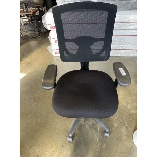 BLACK OFFICE CHAIR