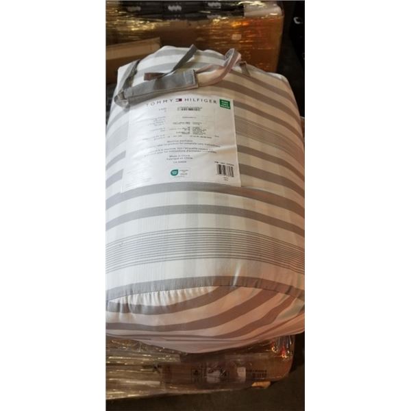 AS NEW TOMMY HILFIGER KINGSIZE COMFORTER SET