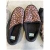 Image 4 : BAG OF SIZE 7 UNISEX SLIPPERS