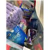 Image 5 : 4 PAIRS OF SNOWPANTS, 2 MEDIUM AND 1 SMALL, 1 IS LADIES SIZE 12 AND BAG WITH NEW PADS AND FEMININE P