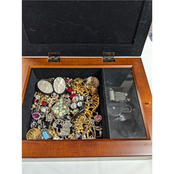 MUSICAL JEWELRY BOX W/ JEWELRY CONTENTS
