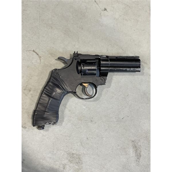 PELLET GUN. MISSING A CLIP