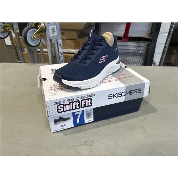 SKECHERS SWIFT FIT LADIES NAVY SHOES. SIZE 7 US