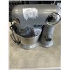 Image 1 : CUISINART 5.5 QUART STAND MIXER