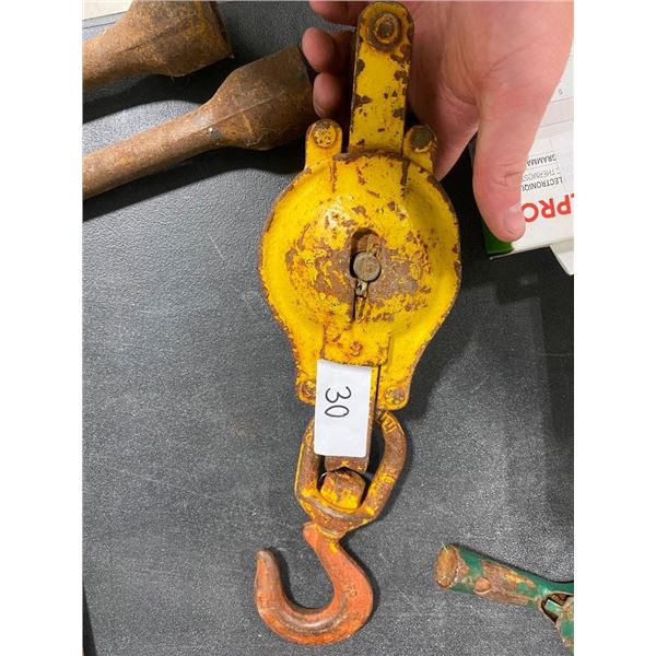 SMALL PULLEY WITH HOOK