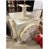 Image 1 : 4-SIDED SQUARE CLOCK