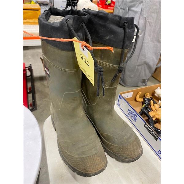 SIZE 8 MENS AGGRESSOR RUBBER BOOTS
