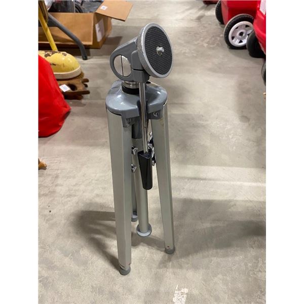 UNIVERSAL TRIPOD