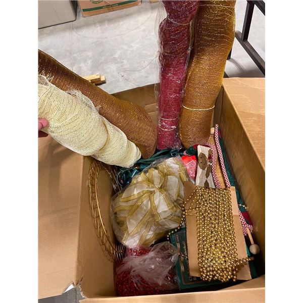 BOX OF ASSORTED CHRISTMAS GARLAND AND BEADS