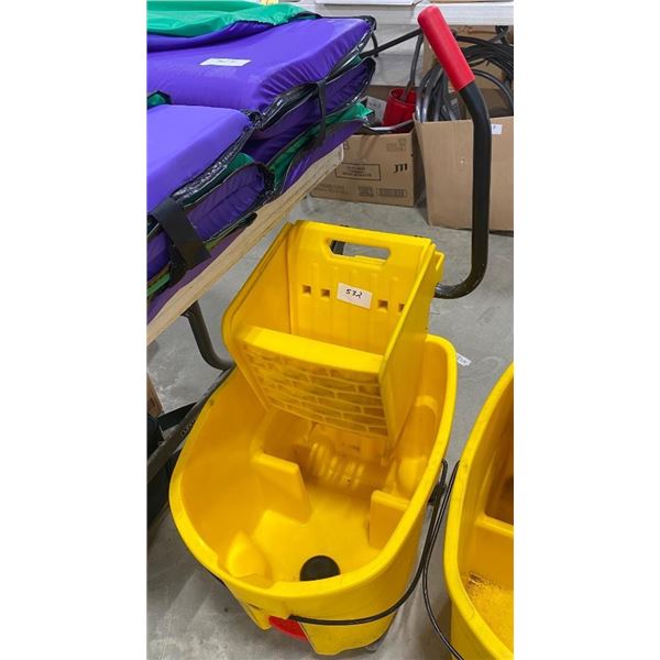 MOP BUCKET WITH WRINGER