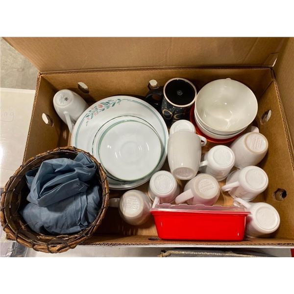 BOX OF ASSORTED KITCHEN PLATES, BOWLS, CUPS