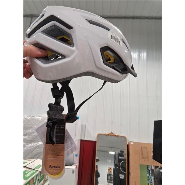 FREETOWN ADJUSTABLE BICYCLE HELMET