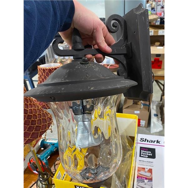 OUTDOOR LIGHT FIXTURE