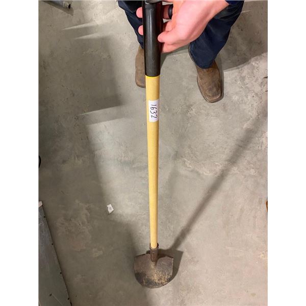 ROUND POINTED SHOVEL