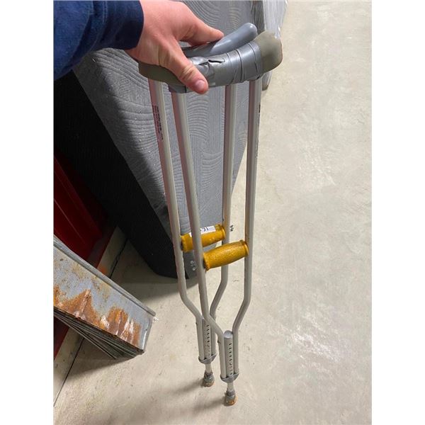 SET OF CRUTCHES
