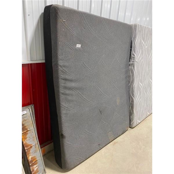 QUEEN SIZE MATTRESS WITH ZIP-OFF COVER - COVER COULD BE WASHED - FEW DIRT MARKS