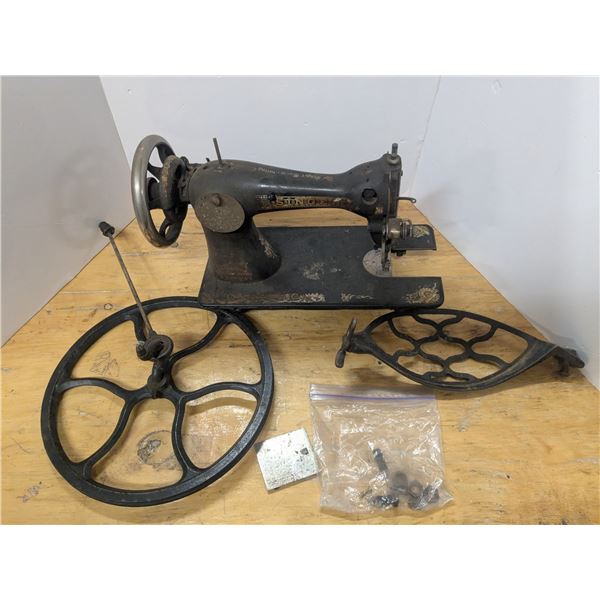 Antique (1907) Singer Model 27 treadle table sewing machine, NO TABLE, for parts or repair