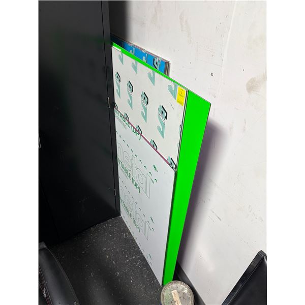 Plexi  Asst Size Sign Material Against Wall