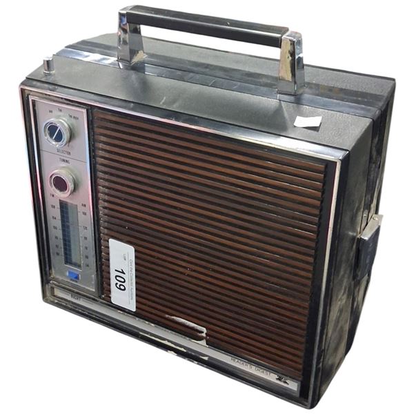 Vintage Reader's Digest radio, 10"x9"