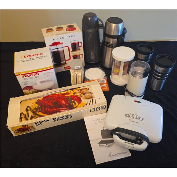 Kitchenware Lot: Toastmaster Waffle Baker, Starfrit Processor, Bodum Set, Lobster Set