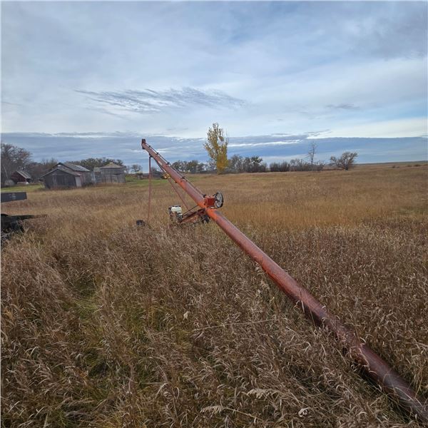 Sakundiak 37ft Grain Auger, Motor doesn't turnover, Located offsite by Tessier, SK