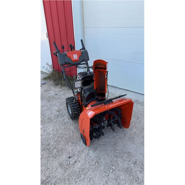 Husqvarna ST 224 Snow Blower, 24” Clearing Width, Shovel (Working)