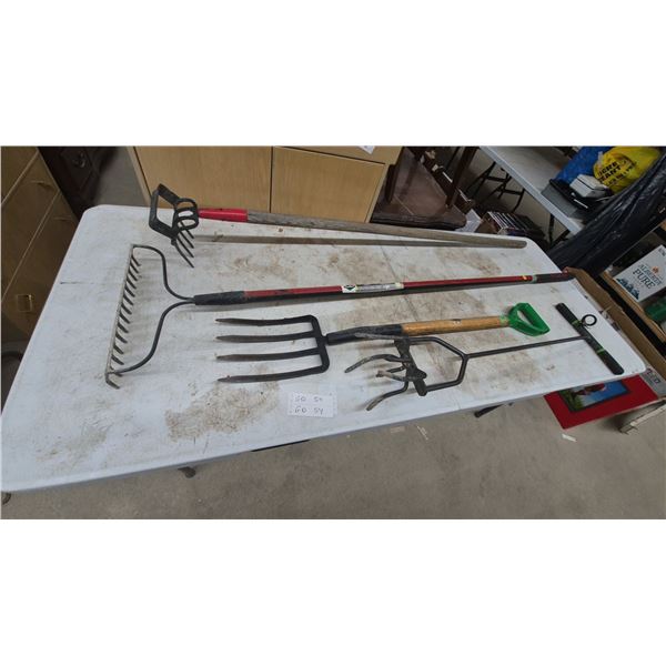 Garant Garden Rake, Wooden Handle Cultivator, Digging Fork with D-Handle