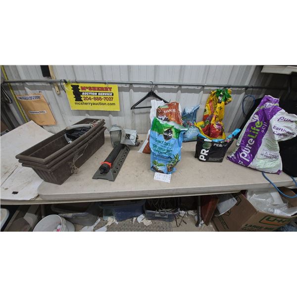 Miracle-Gro Seed Starting Mix, Manure, Bone and Blood Meal, Perlite, Earthworm Castings