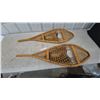 Image 6 : Pair of Vintage Wooden Snowshoes with Rawhide Lacing and Leather Bindings 14x42